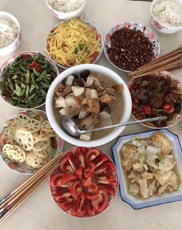 到亲戚家去吃饭,菜都很丰盛,你看了觉得自己最想吃哪一家的菜?