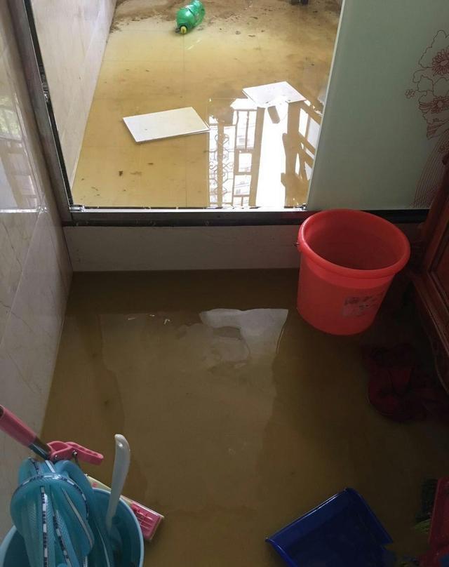 新房还没住就被淹了,污水倒灌臭烘烘,物业甩手不管,好想哭啊!