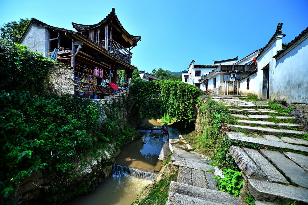 在查济古村的那个酷暑天气,是热的近乎融化的状态,"高温之下