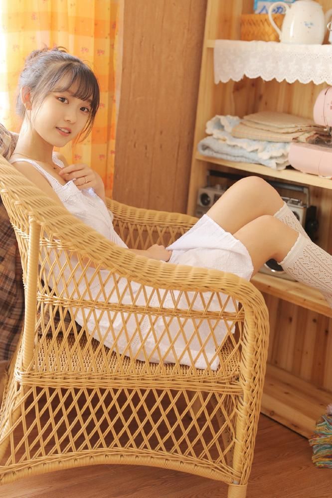白色连衣裙美女白丝袜美腿写真