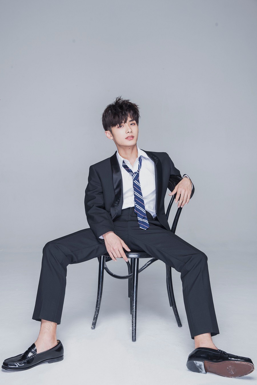 雅痞少年初长成 赵弈钦时尚写真大玩西装杀