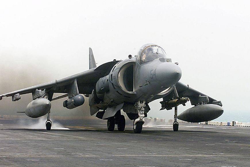 av-8的原始设计来自英国的霍克西德利鹞式战斗机(bae harrier),在美国