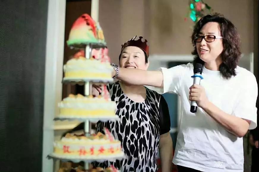 歌手谢军回濮阳为母亲庆生,曾凭借《那一夜》爆红歌坛