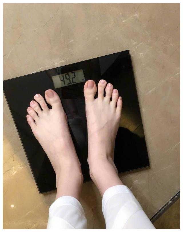 女星减肥太拼超模奚梦瑶身高178体重仅四十几公斤还在减肥
