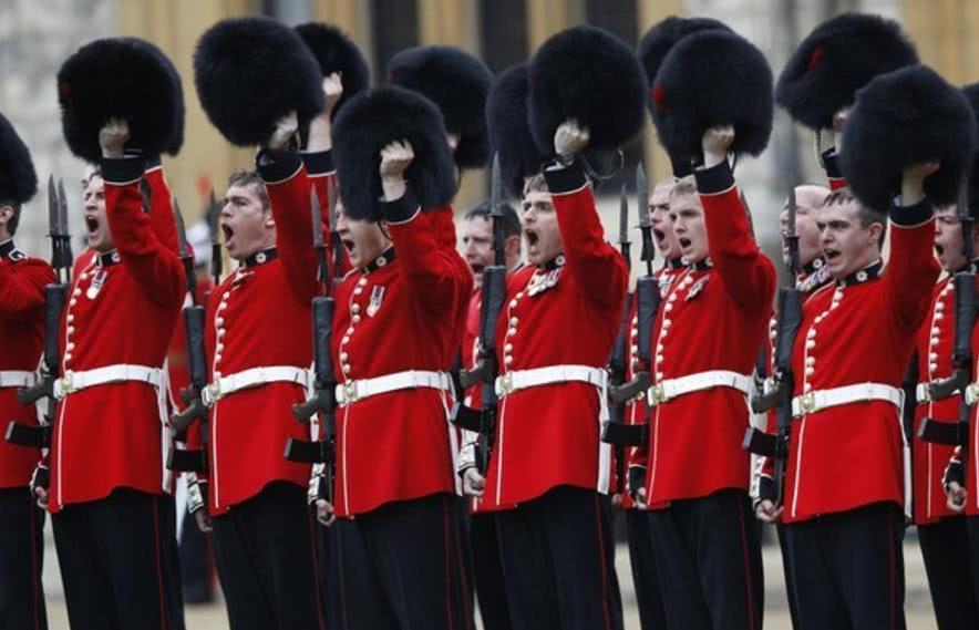 英国皇室对卫兵的选拔极严,陆军精英只是第一标准,除此之外还有对身高
