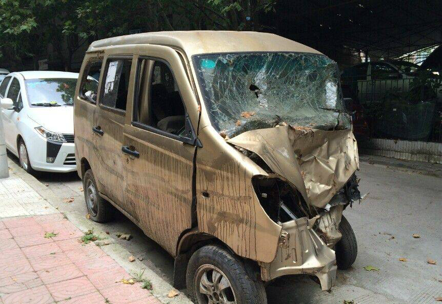 街拍僵尸车,图2长满草,看到图4我想抱紧车主的大腿