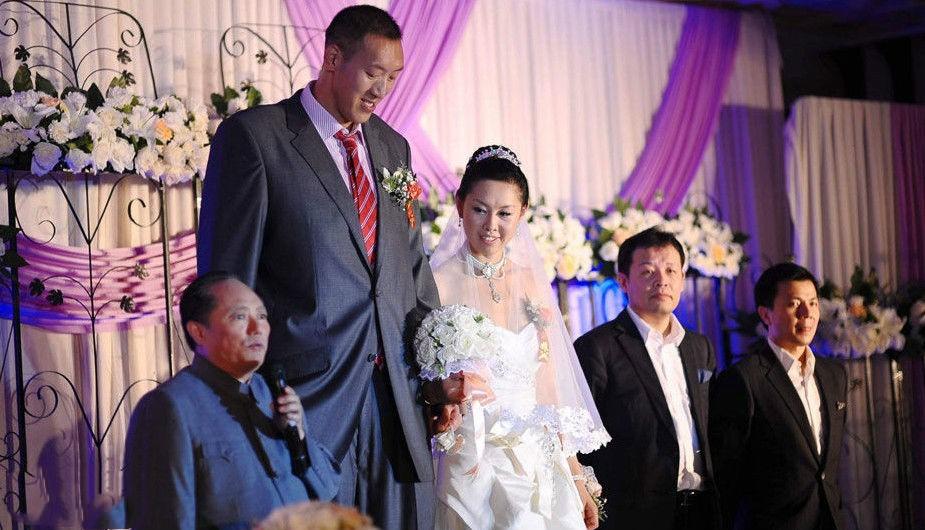 嫁给高2米36重310斤的孙明明是啥感受?妻子:太高了,有时不方便