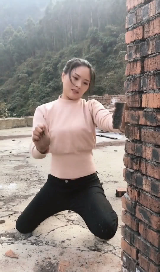 小姐姐表演手劈砖头走红,看见她的真容后,网友大呼:我要娶她