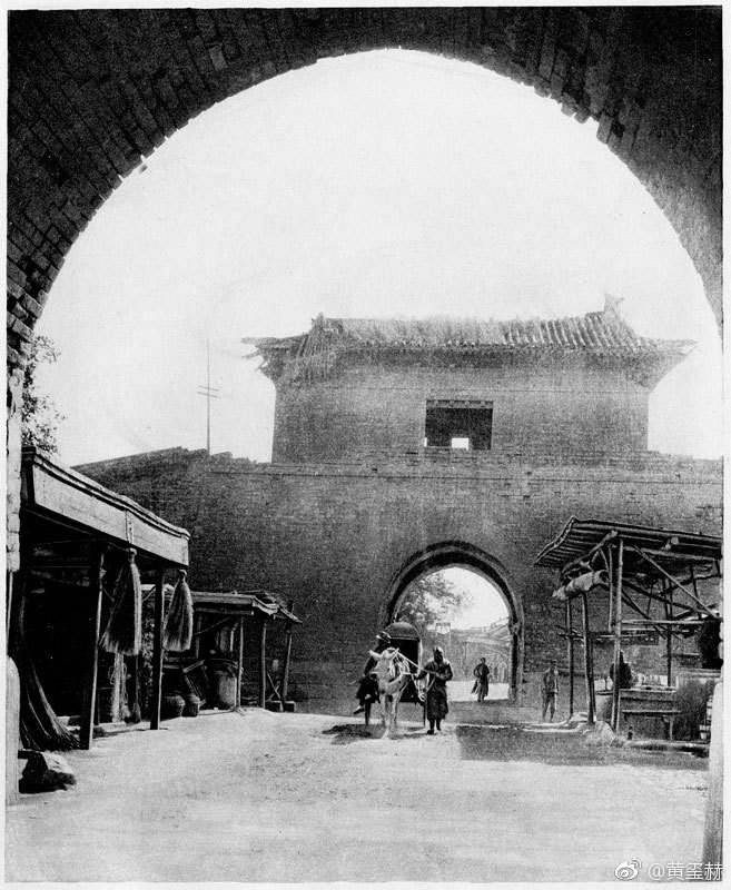 左安门是北京外城南侧三个城门之一,位于永定门东面.古时乡野之地