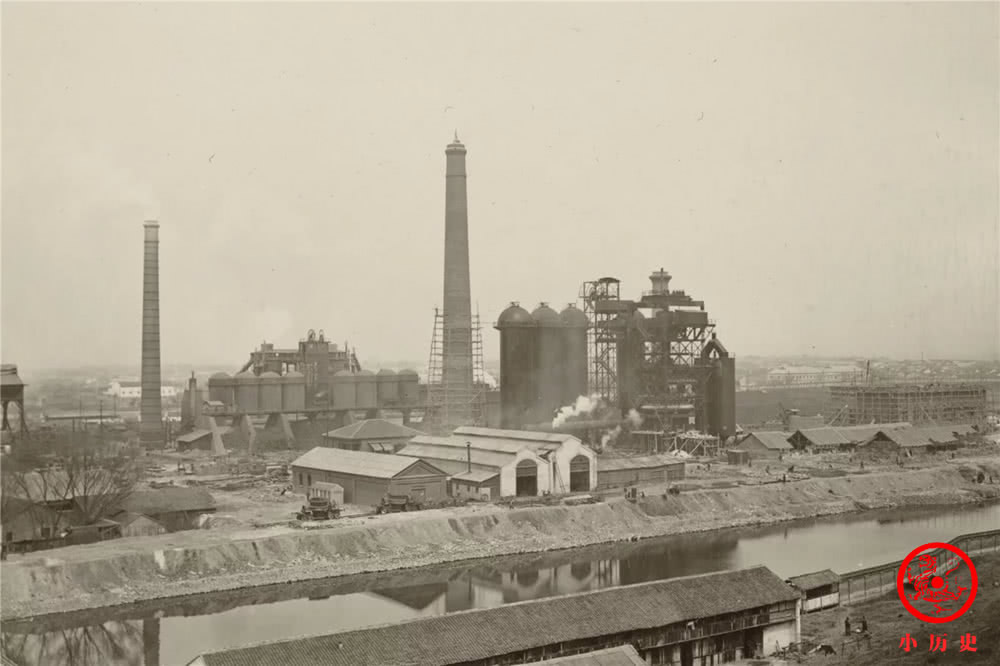 鼓楼坐落在北京南北中轴线北端,是重檐三滴水木结构楼阁建筑,通高46.