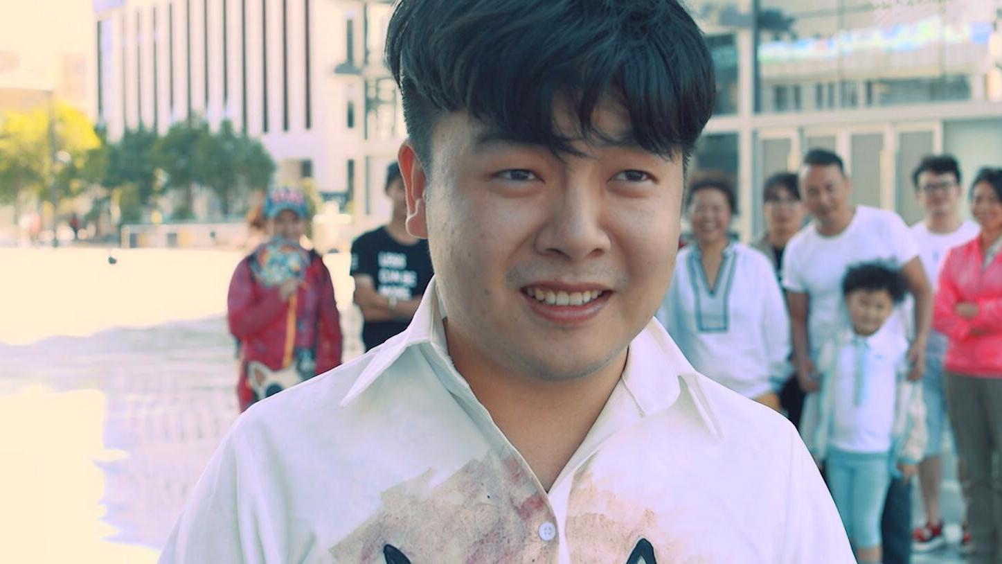 挫男面带迷之微笑走上街,回头率极高!陈翔六点半