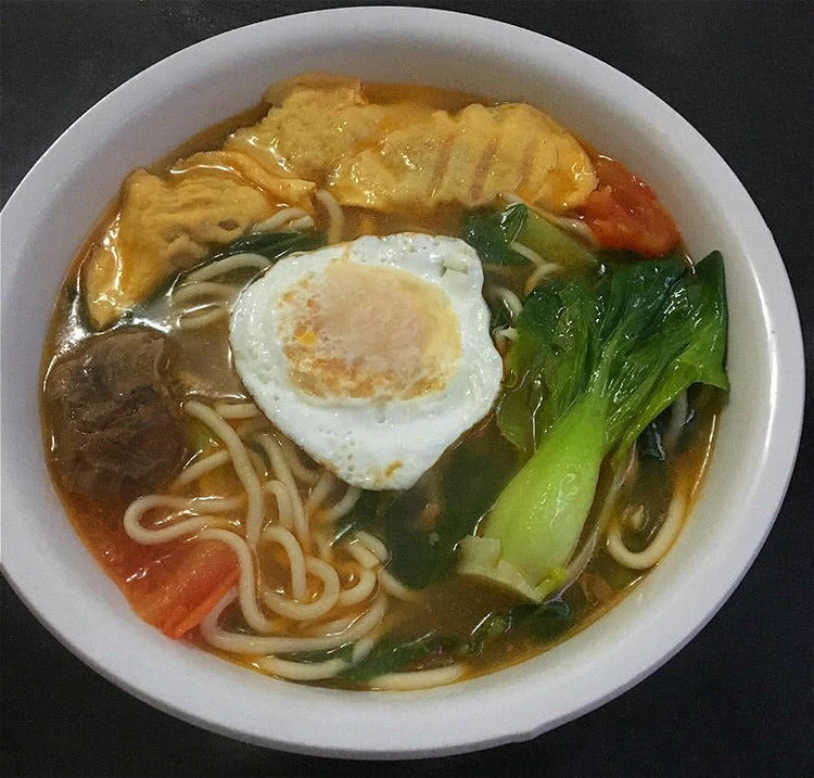 自己做的面条就是吃的香,原料自己定营养又健康,或煮或拌非常香