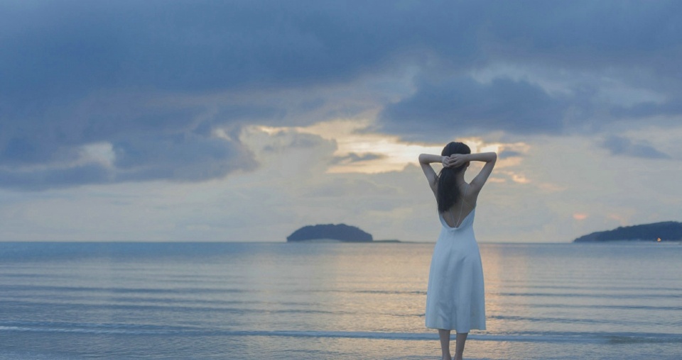 静谧海边礼裙玉背女神养眼写真集 @微相册 @微博摄影