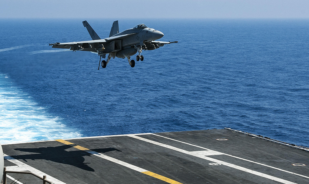 飞行员两次着舰未成,直接引爆航母甲板,11架战机受损55亿报销