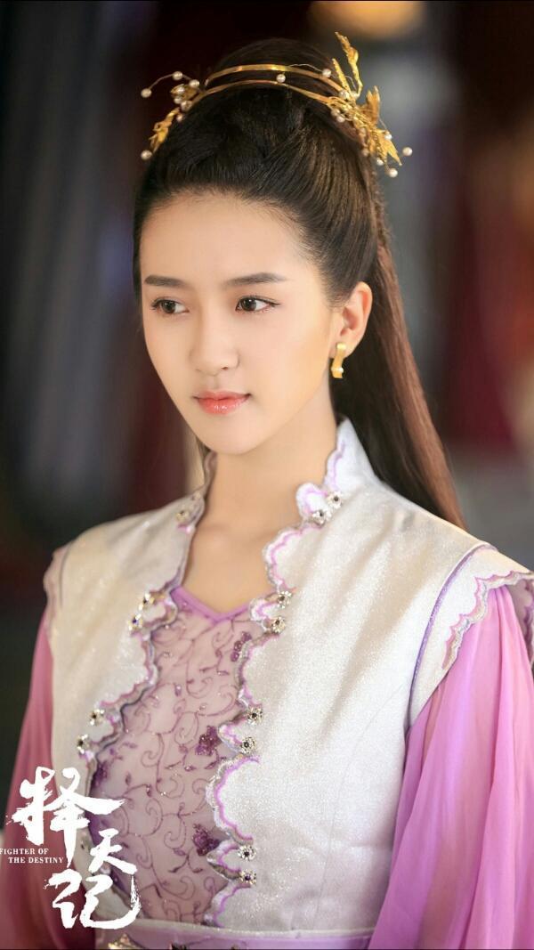 许龄月饰演择天记中莫雨,脸蛋肉肉的一出场就迷上她了