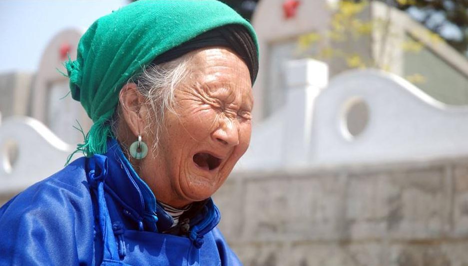 儿子牺牲20年母亲才筹到路费去看望扶墓碑痛哭感人泪下