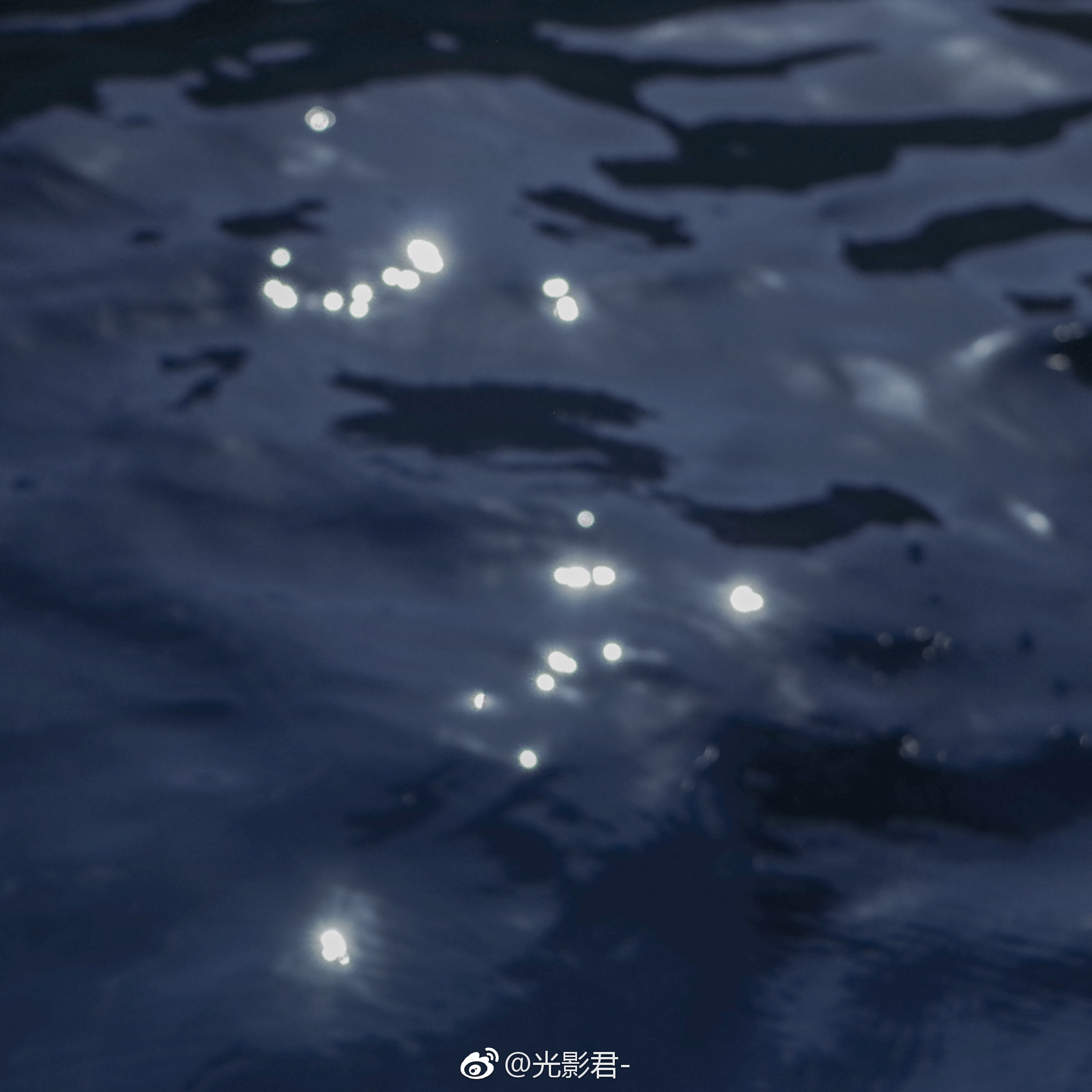 在海边看海水退潮 台风天在家看金鱼 看花火打上然后泯灭 在海边看海水退潮 台风天在家看金鱼 看花火打上然后泯灭