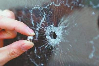 九江男子竟用弹珠狂射宝马奔驰60多辆,原因竟听豪车玻璃碎声特爽