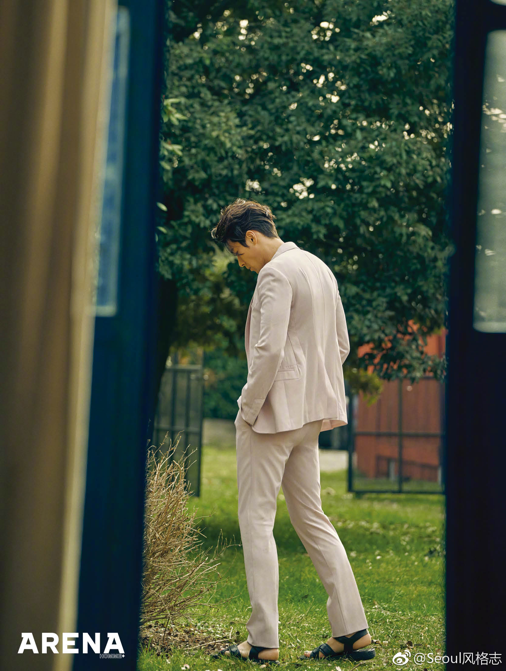 玄彬x arena,身穿一身笔挺的休闲西装走在林间