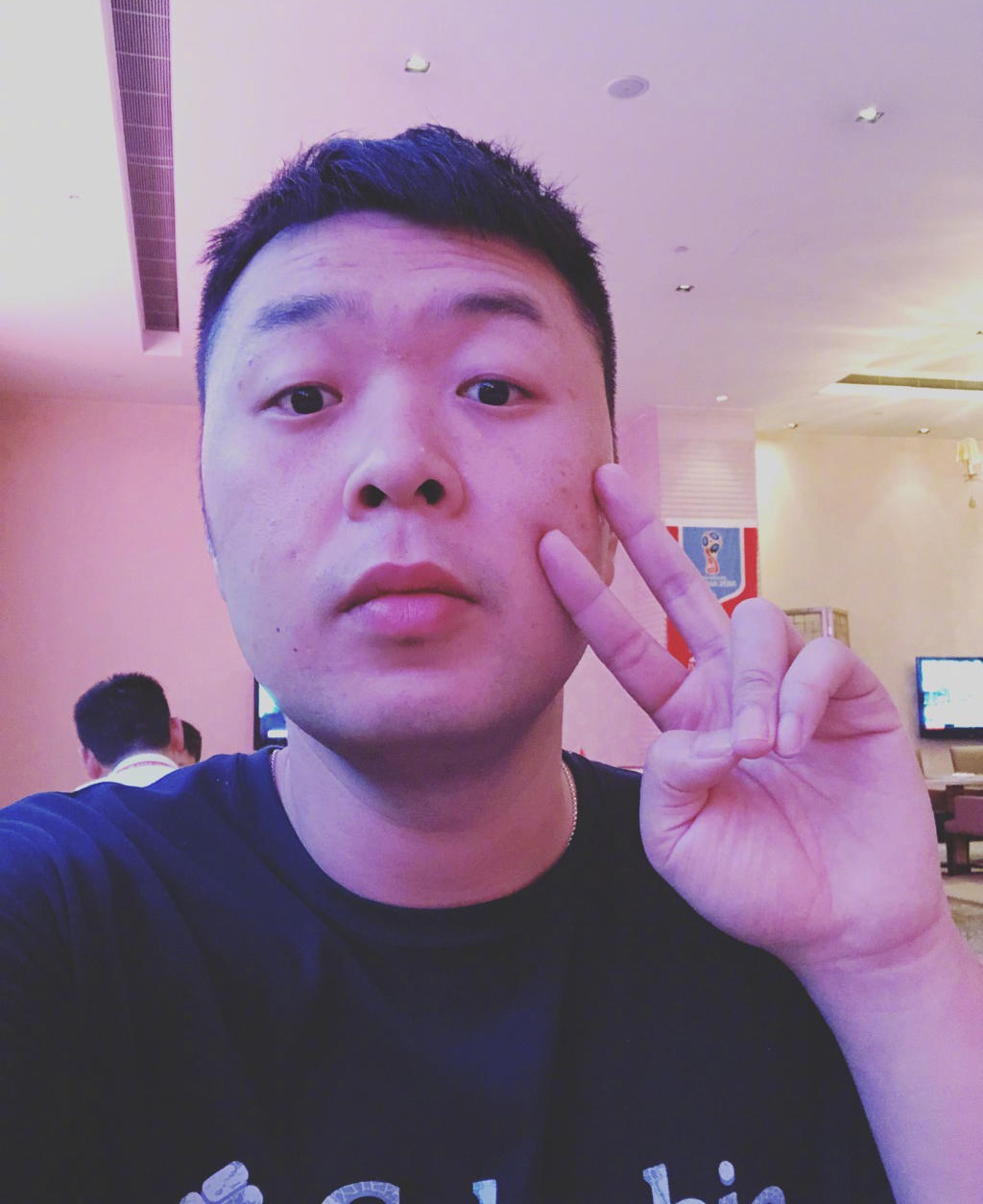 杜海涛自曝睡懵了又洗衣服又吃饭,还顺手拿冠军奖杯,眼睛超可爱