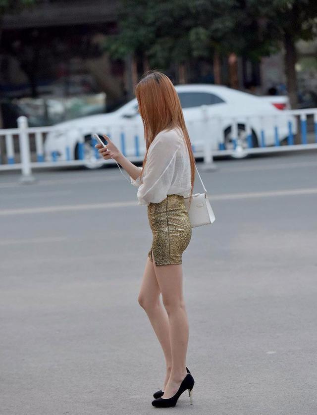 气质小姐姐金色包臀裙秀出时尚美腿白色薄纱上衣很有女人味儿
