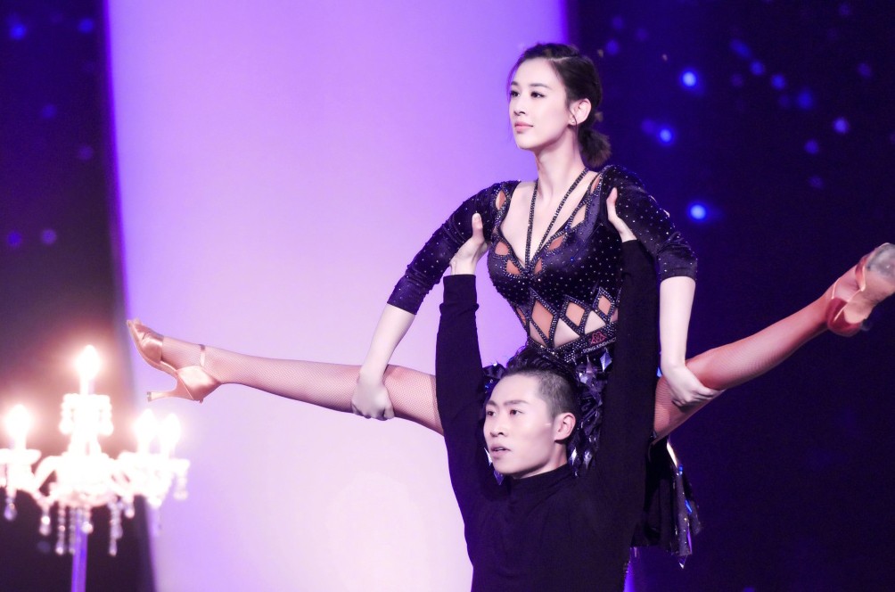 黄圣依跳拉丁舞魅力四射忒性感,展高难度一字马惊艳全场,超美!