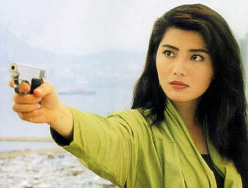 花木兰》时,从5米高的地方摔下来险些丧命;拍《铁齿铜牙纪晓岚》,杨丽