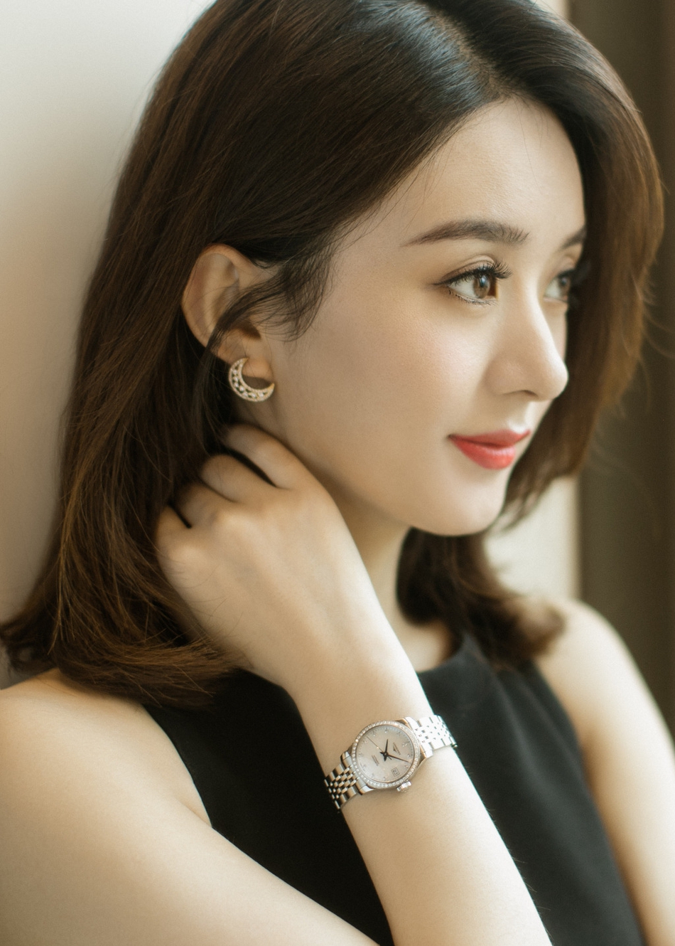 赵丽颖出席活动又美了一身小黑裙尽显优雅好气质