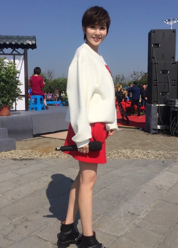央视美女主播紫檀,上衣拼得真随便,3件衣服才拼成一件卫衣