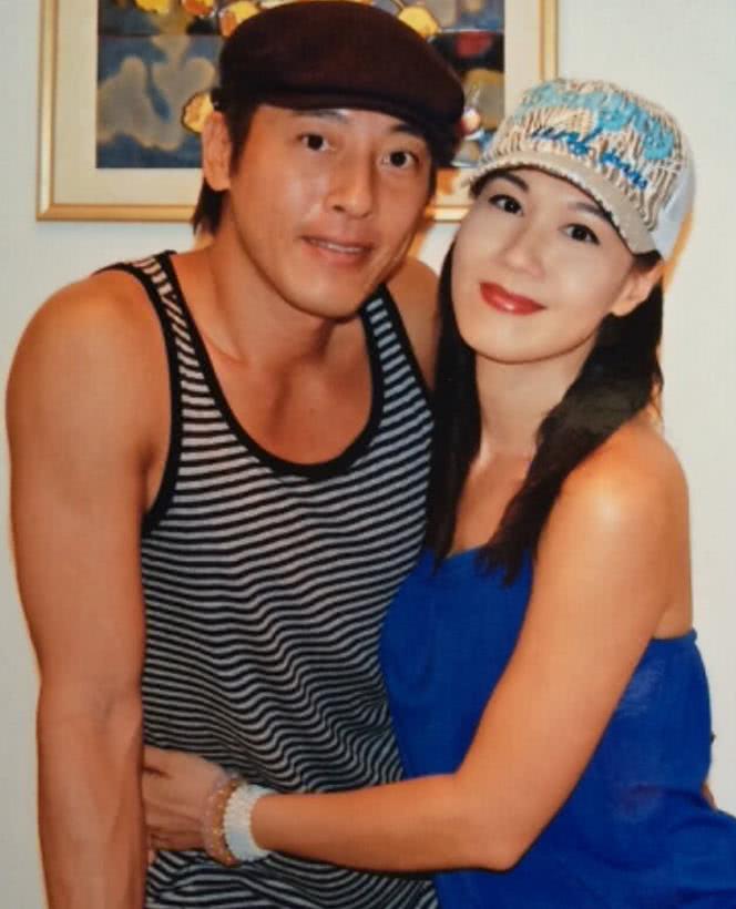 和万绮雯分手后,他和同是演员,大他4岁的麦景婷相恋.