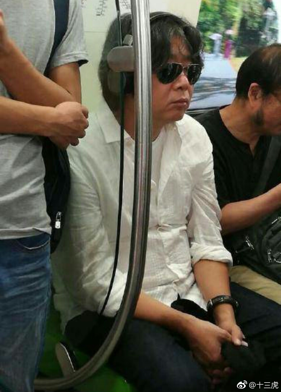 同样是坐地铁被拍,有网友玩笑感叹: 窦唯是仙