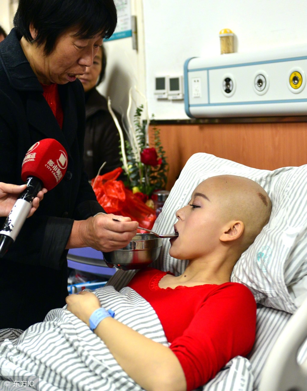 女孩患癌晚期,男友不离不弃娶她为妻,11个月后妻子离世