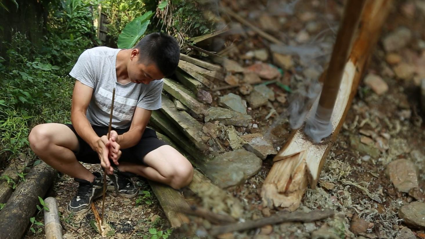 欢子野外钻木取火,大开眼界的生存技能,看一遍笑一遍