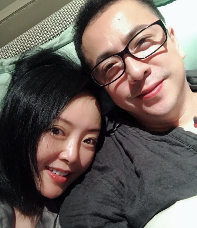 王中磊妻子晒全家生活照 女儿开车秀美腿威廉成帅小伙