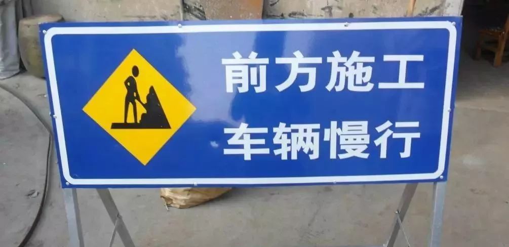 发生两起事故,路面发现一个大深坑,男子倒地不醒|警示牌|路面|男子