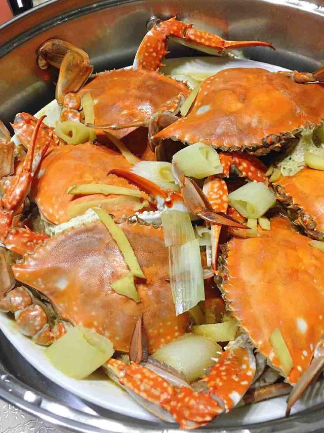 蒸螃蟹,究竟用热水还是冷水?大厨教你一招,保证味鲜肉嫩