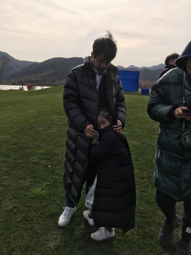 可爱的大企鹅和小企鹅!潘粤明这张图真是带着慈父的帅气!