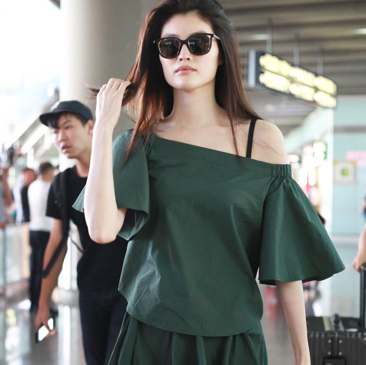 何穗穿橄榄绿斜肩上衣搭配橄榄绿长裙现身机场性感与帅气兼备