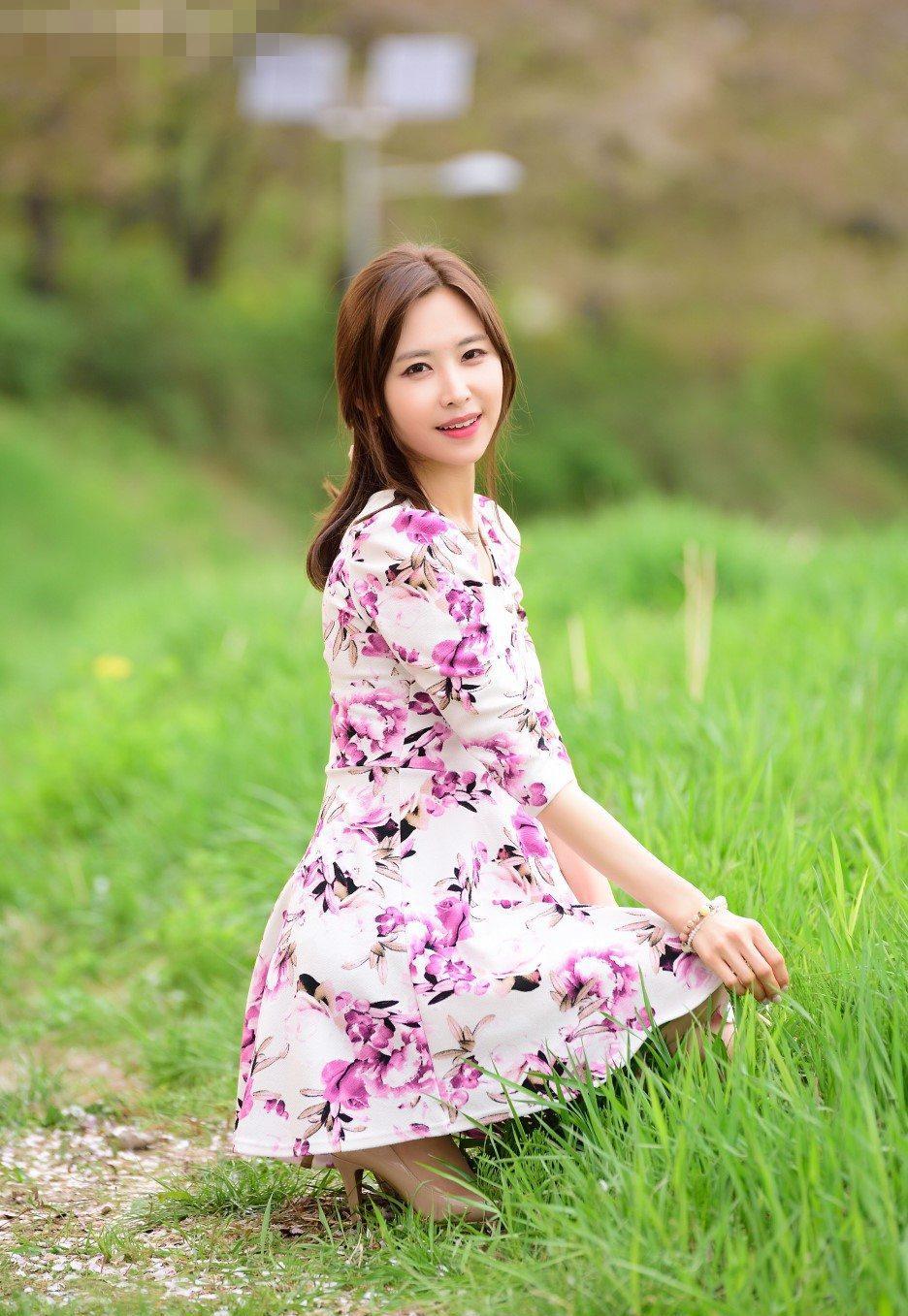 鲜花映衬下的美女穿碎花连衣裙很漂亮温柔可人