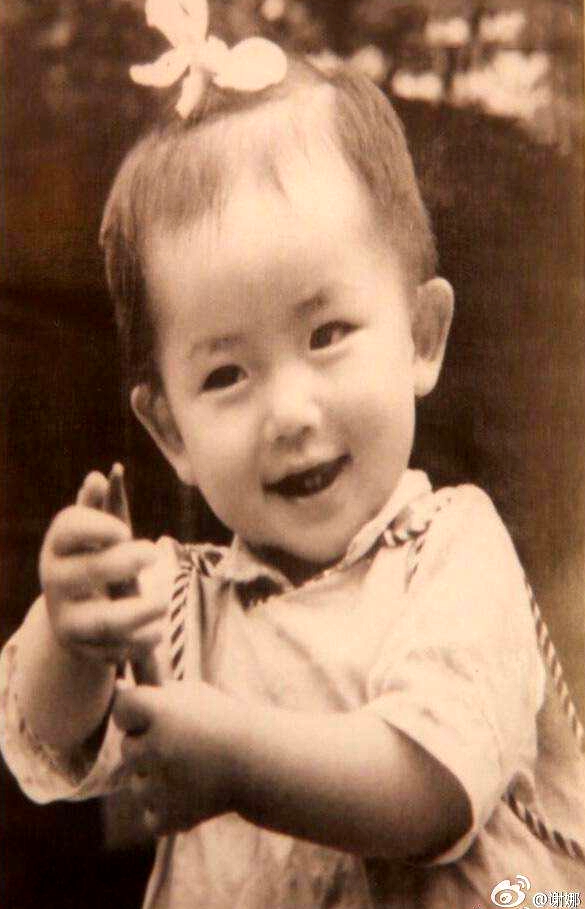 刘晓庆,谢娜晒几十年前老照片,一个玉貌花容,一个憨态可掬
