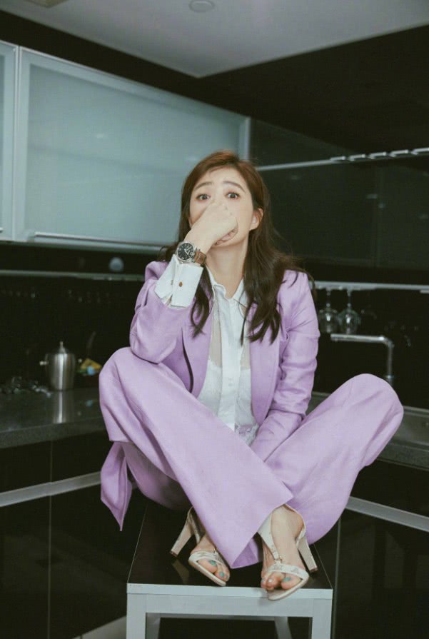 蒋欣放弃自我了竟然盘腿坐在椅子上说好的优雅女明星呢