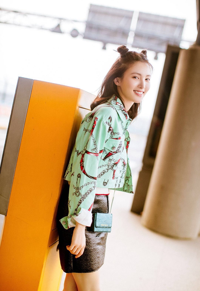 金晨新造型又美了,梳双丸子头穿短裙,嫩成18岁少女样儿!