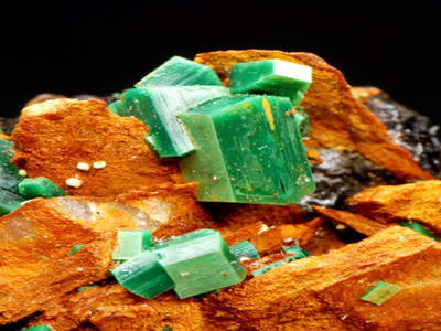 核物质才能制作,目前只有铀235,钚239和铀233三种裂变物质可以胜任