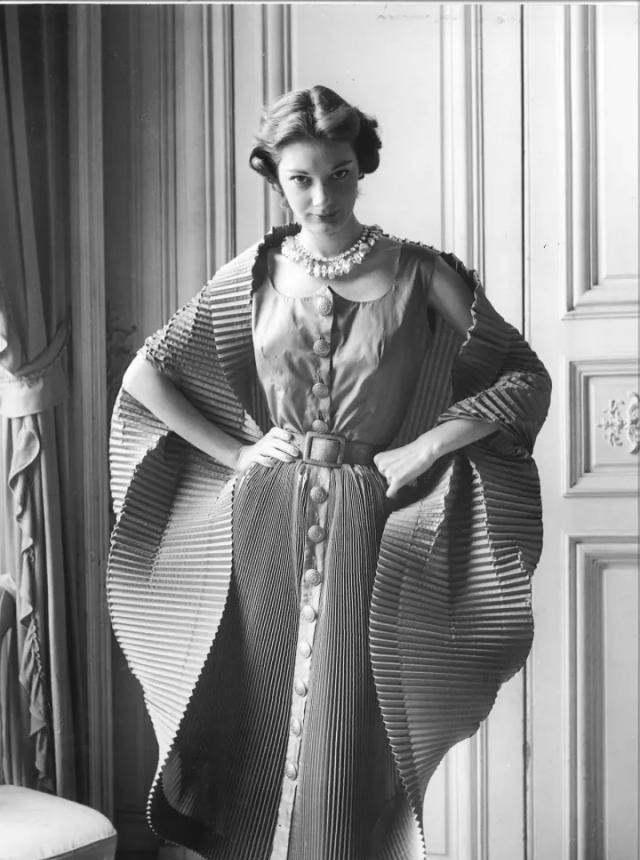 在香奈儿地盘异军突起成为30年代引领前卫奢华潮流的维纳斯