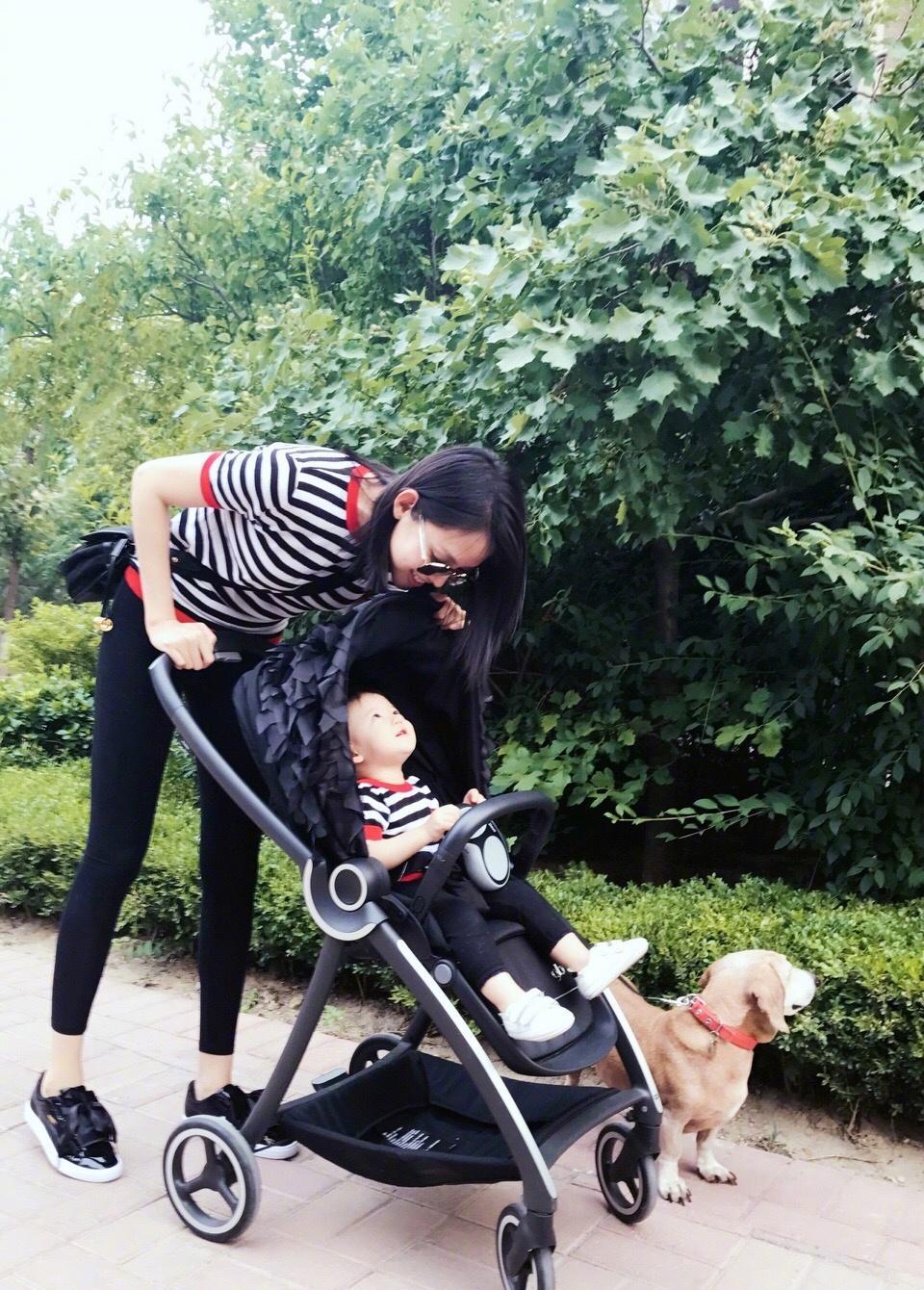 辣妈张梓琳晒日常带娃生活照, 大长腿小胖妹俏皮可爱, 萌翻!