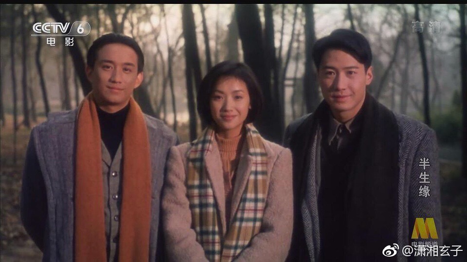 她去看了一场电影,对着银幕上的闹剧笑起来,而面孔上尚有泪痕未干