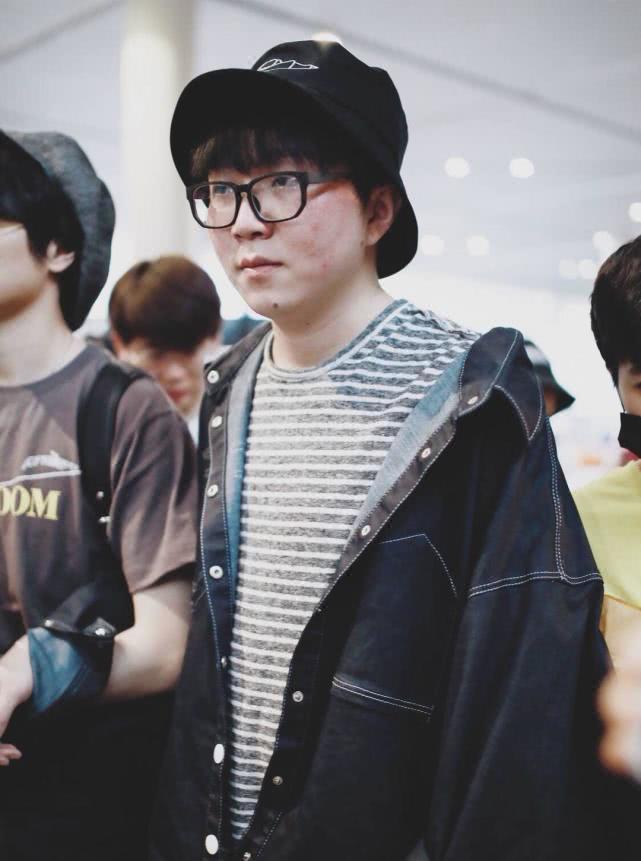 毛不易出现了,戴着黑框眼镜,样子很可爱呢!