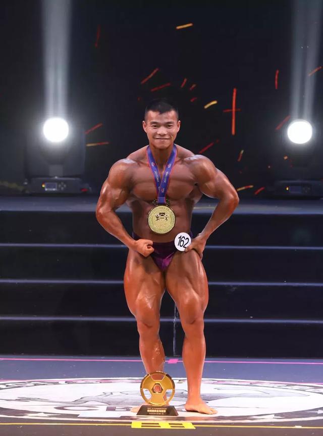 马胜虎获得男子传统健美全场冠军孙瑞芬获得女子比基尼全场冠军冉茂荣