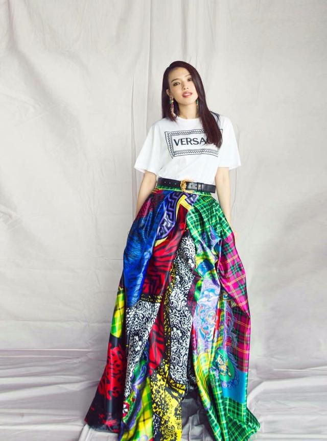 舒淇就适合穿裙子,本来像塑料的衣服穿出了"七彩霞衣"的感觉!