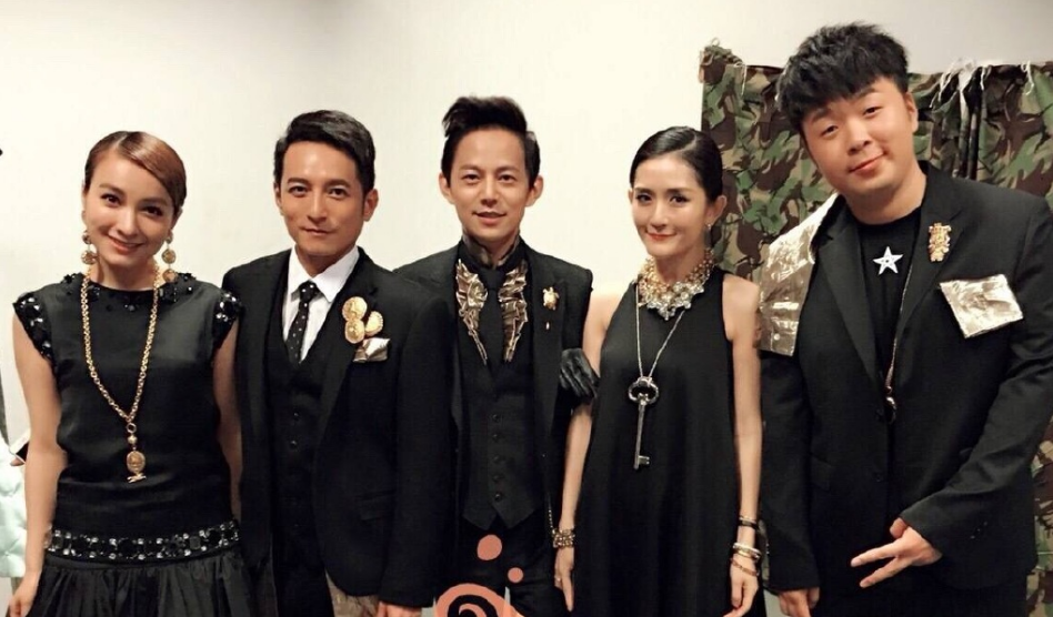 何炅晒合照快乐家族又合体了 谢娜产后首秀回归快乐大本营